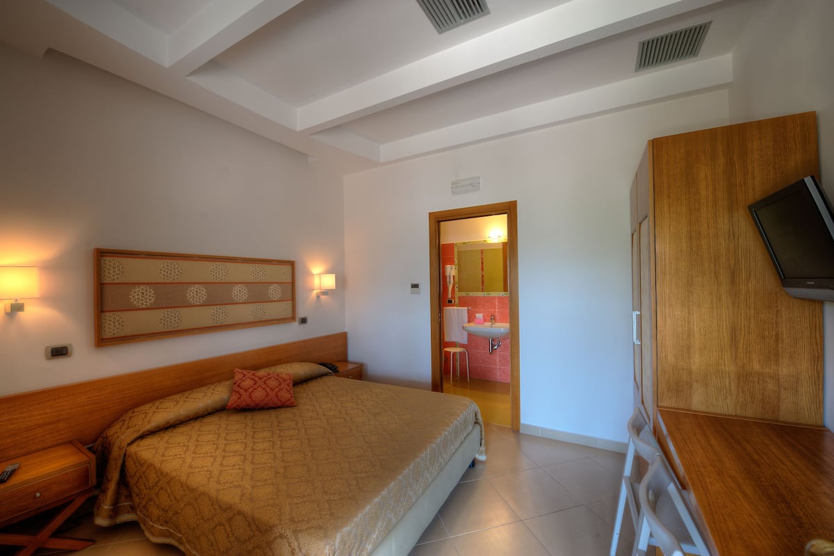 Minibar, in-room safe, desk, free WiFi
