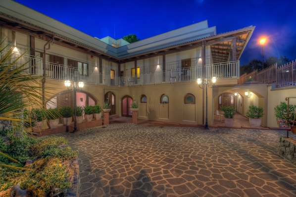 Façade de l’hébergement - soirée/nuit