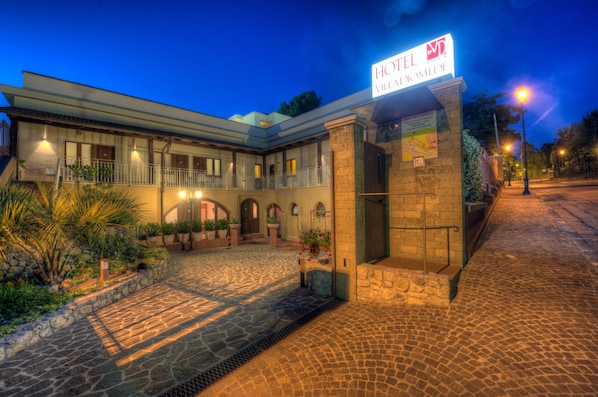 Fachada da propriedade à noite