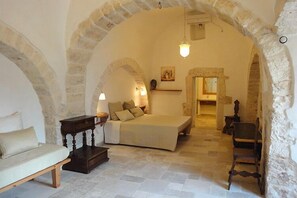 Quarto conforto, 1 cama King, para não fumantes | Frigobar, cofres nos quartos, individualmente decorados