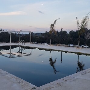 สระว่ายน้ำกลางแจ้งเปิดตามฤดูกาล, ร่มริมสระว่ายน้ำ, เก้าอี้อาบแดดริมสระ