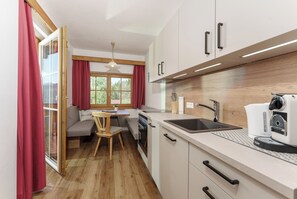 Leilighet – comfort, balkong | Eget kjøkken | Kjøleskap, mikrobølgeovn, kokeplater og oppvaskmaskin