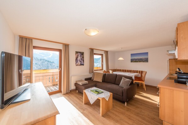Comfort Condo, 2 Bedrooms, Balcony, Mountain View | Living room