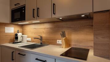 Comfort Suite, Balcony | Private kitchen | Full-size fridge, microwave, stovetop, dishwasher