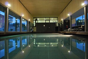 Utomhuspool, parasoller och solstolar