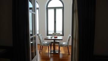 Honeymoon Suite, Ensuite | In-room dining