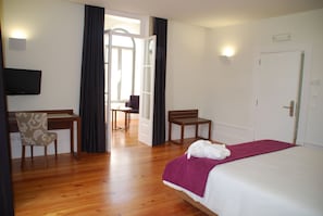 A hotel room with a bed, a desk, a chair, and a television. - Hotel Rural Quinta Da Cruz (Amarante)