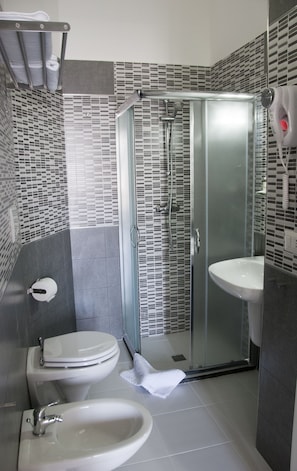 Shower, rainfall showerhead, free toiletries, hair dryer - Il Corso (Porto Cesareo)