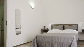 Phòng Suite dành cho gia đình, 2 phòng ngủ, ban công | Bộ đồ giường cao cấp, chăn bông, nệm cao su hoạt tính (memory foam)