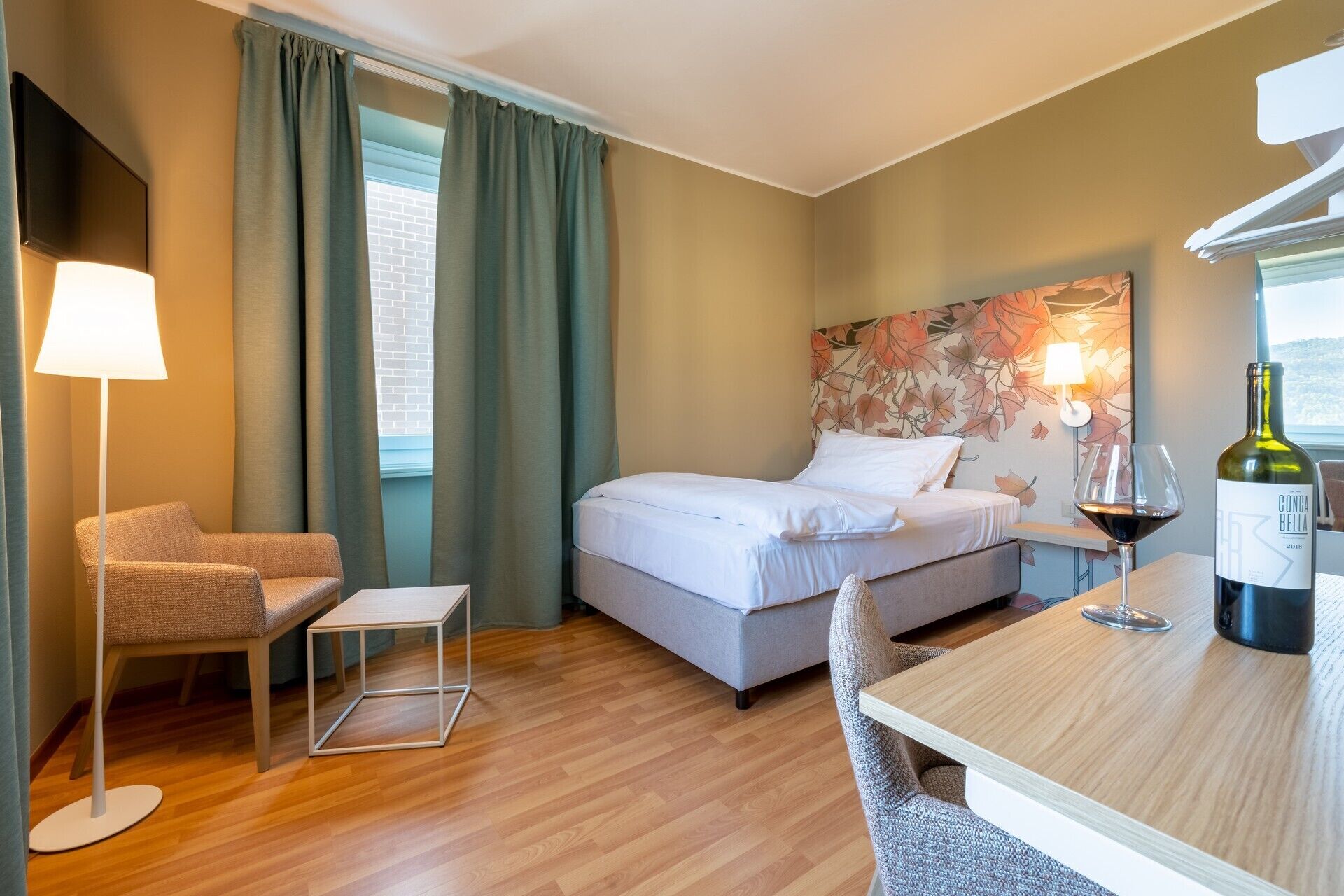 Quarto solteiro econômico | Frigobar, escrivaninha, cortinas blackout, ferros/tábuas de passar roupa