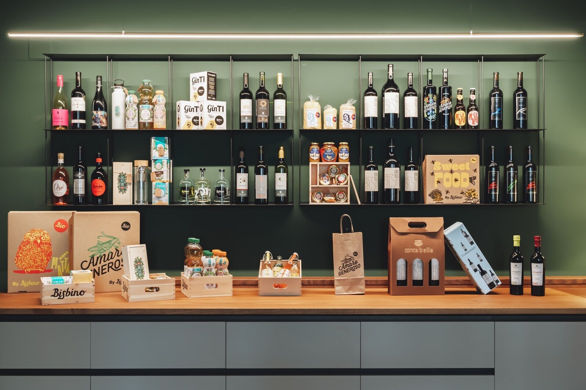 Exhibición de vinos y licores con diversas botellas y cajas, incluyendo marcas como GinT, Bisbino y Concabella Generoso.