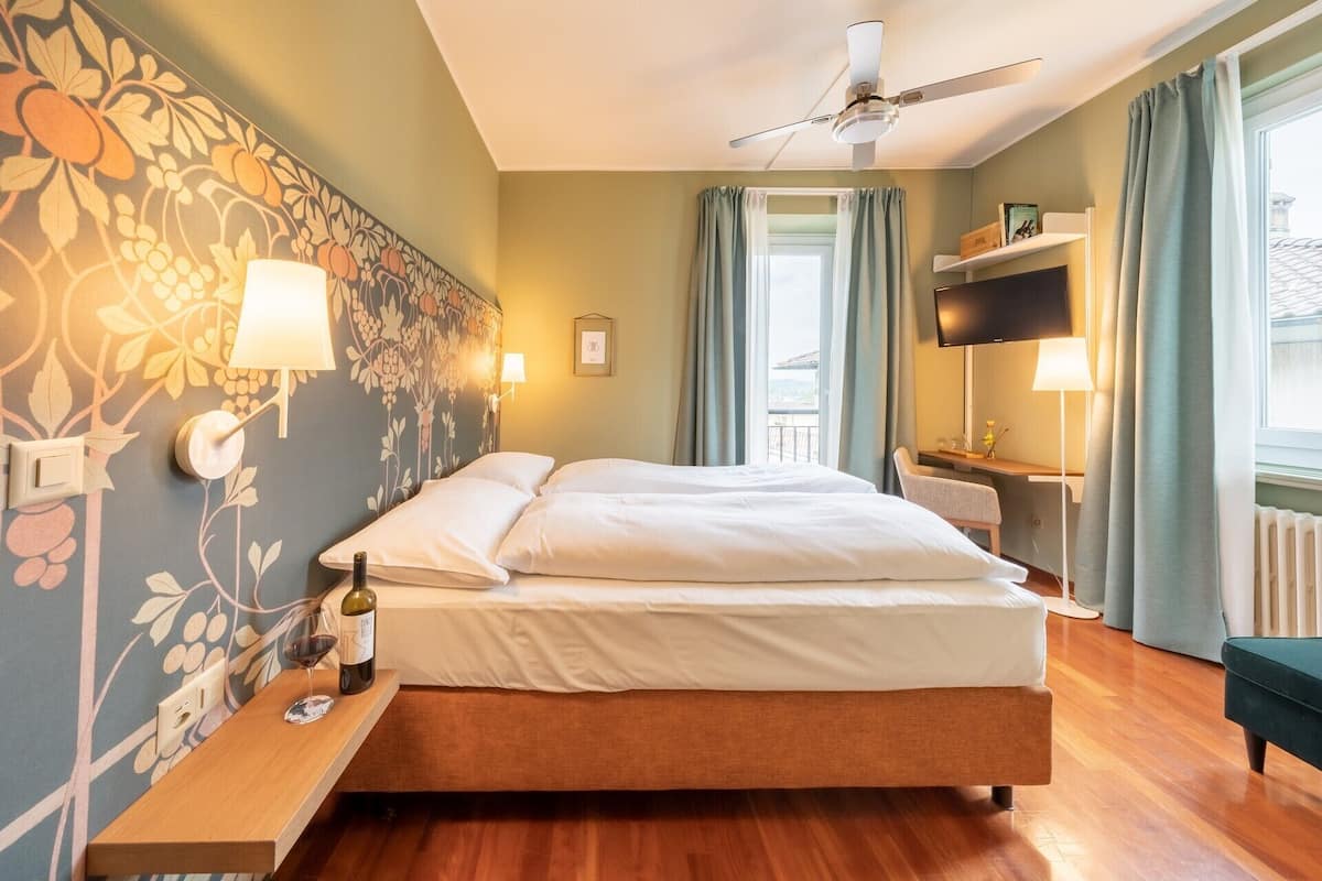 classic double room | minibar, desk, blackout curtains, iron/ironing board