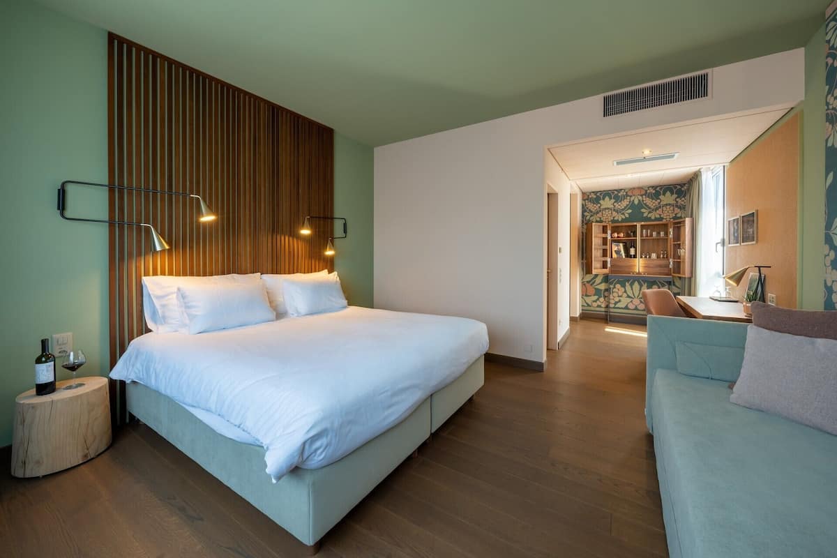 Junior Suite | Minibar, desk, blackout curtains, iron/ironing board