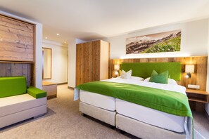 Tremannsrom | Safe på rommet, skrivebord, blendingsgardiner og barnesenger