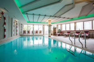 Indoor pool, sun loungers