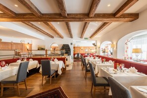 Petit déjeuner, déjeuner et dîner servis sur place