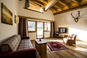Comfort Apartment, Patio (TOP 1) | Living area | LED TV - Hotel Alte Schmiede (Seefeld in Tirol)