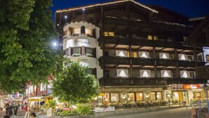 A hotel with multiple balconies, a restaurant, and outdoor seating. - Hotel Alte Schmiede (Seefeld in Tirol)