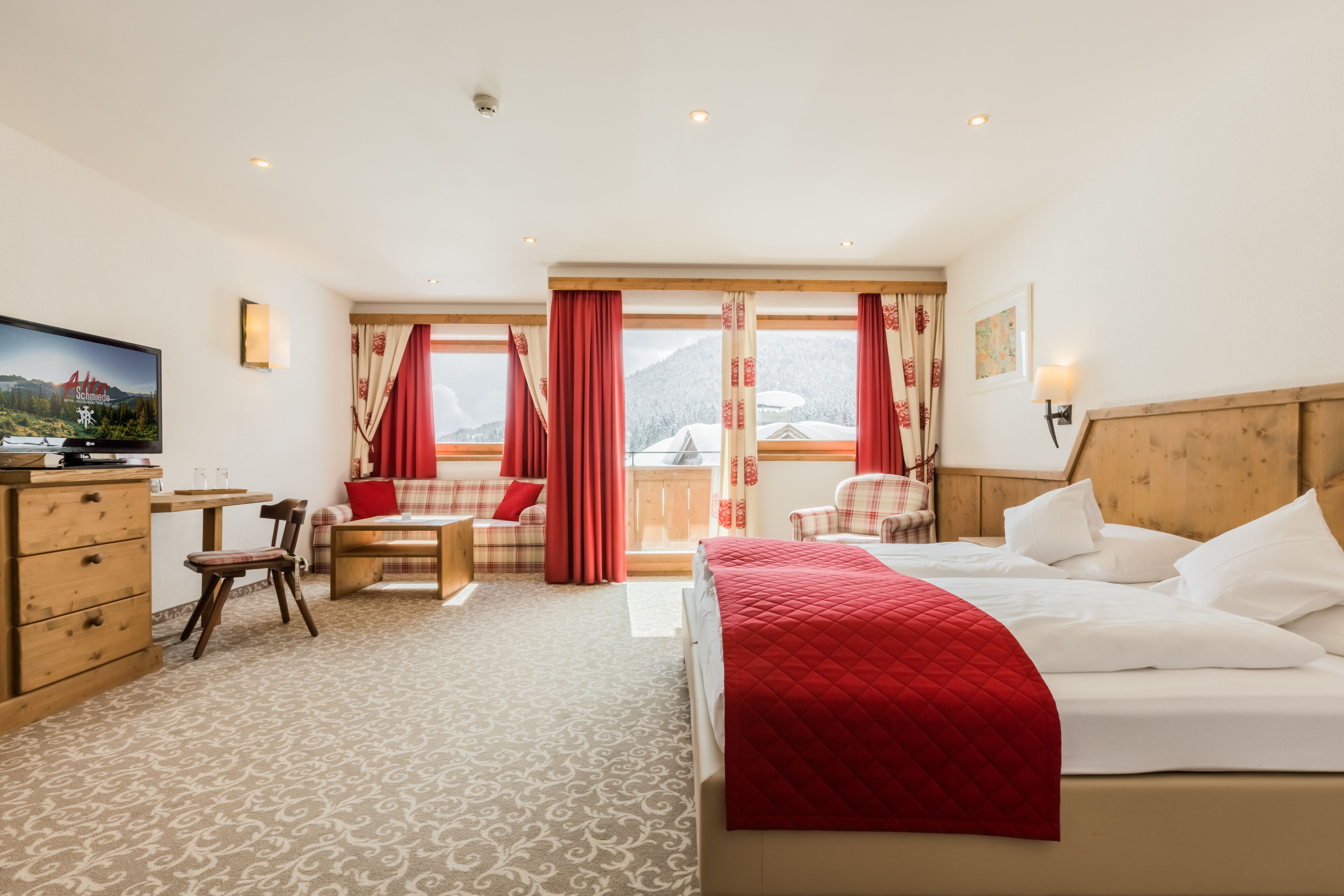 Ropa de cama hipoalergénica y caja de seguridad en la habitación 