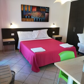 Basic Triple Room, Balcony | Desk, soundproofing, iron/ironing board, cots/infant beds