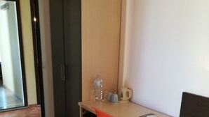 A small, modern office space with a desk, chair, and a coffee machine. - La Locanda del Mare (Siniscola)