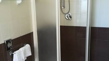 Tripla Basic, balcone | Bagno | Doccia, set di cortesia gratuito, asciugacapelli, bidet
