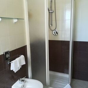 Basic Triple Room, Balcony | Bathroom | Shower, free toiletries, hair dryer, bidet - La Locanda del Mare (Siniscola)