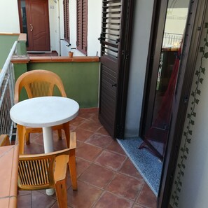Basic Triple Room, Balcony | Bathroom | Shower, free toiletries, hair dryer, bidet - La Locanda del Mare (Siniscola)