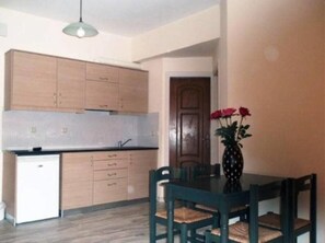 Refrigerador con freezer, microondas, placa de cocina, cafetera/tetera