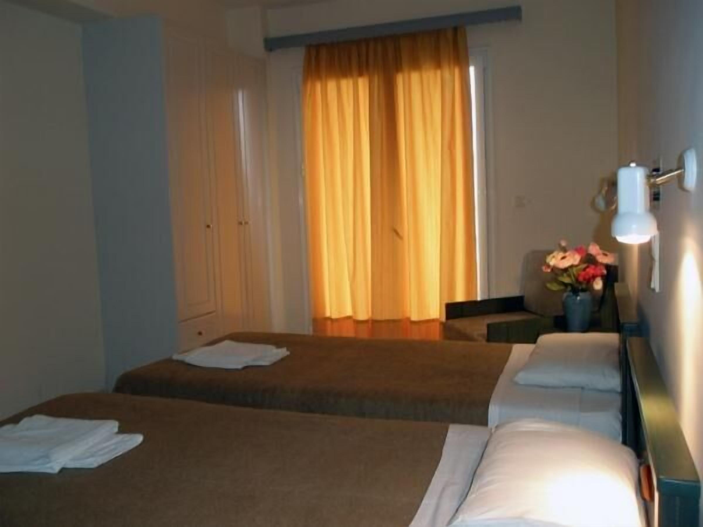 studio for 3 adults | in-room safe, blackout curtains, soundproofing, free cots/infant beds