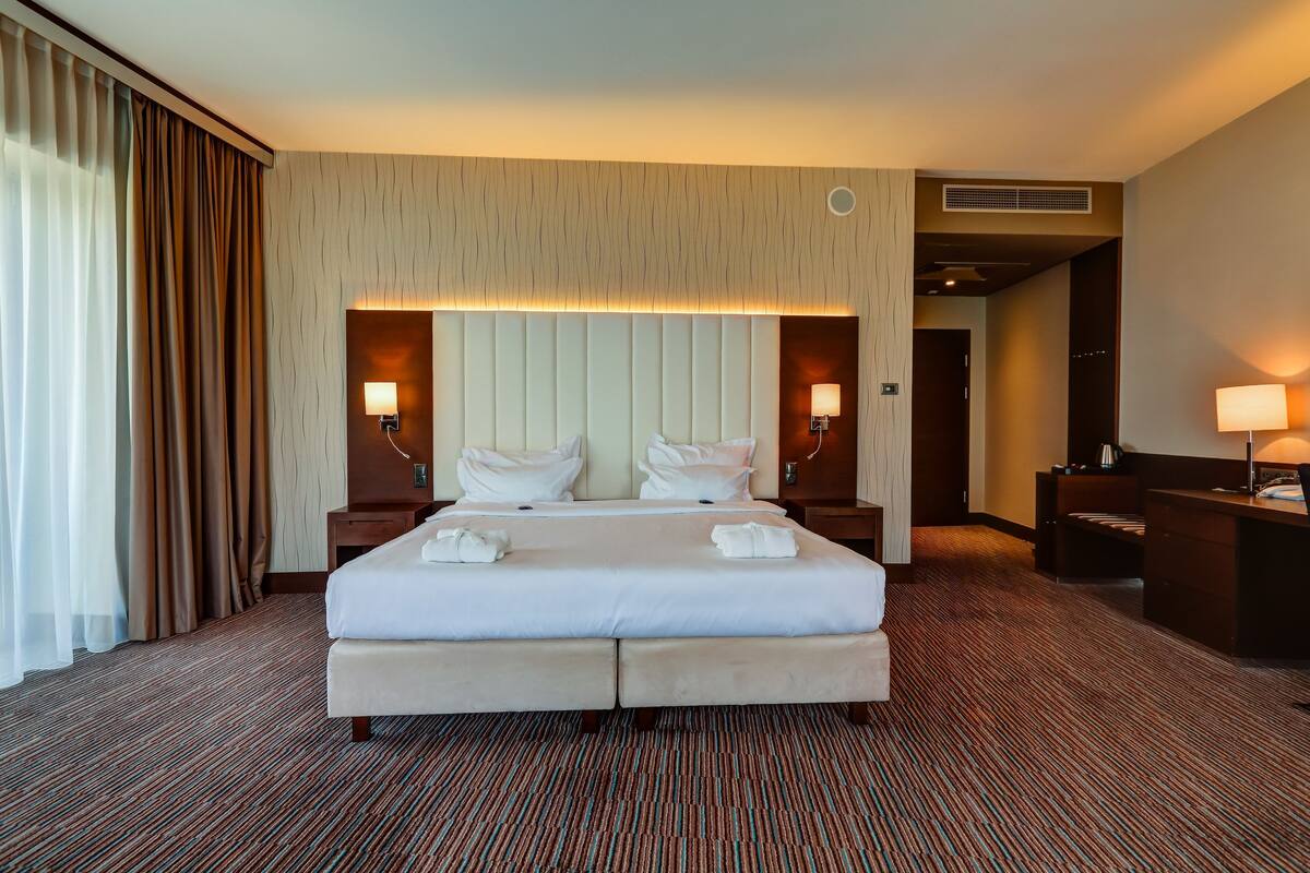 Sábanas de algodón egipcio y minibar