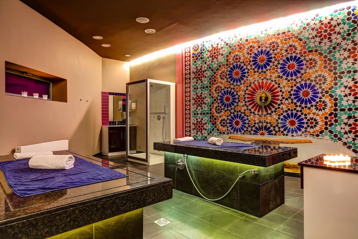 couples treatment room(s), sauna, hot tub, steam room