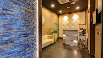 Salas de tratamiento para parejas, sauna y tina de hidromasaje