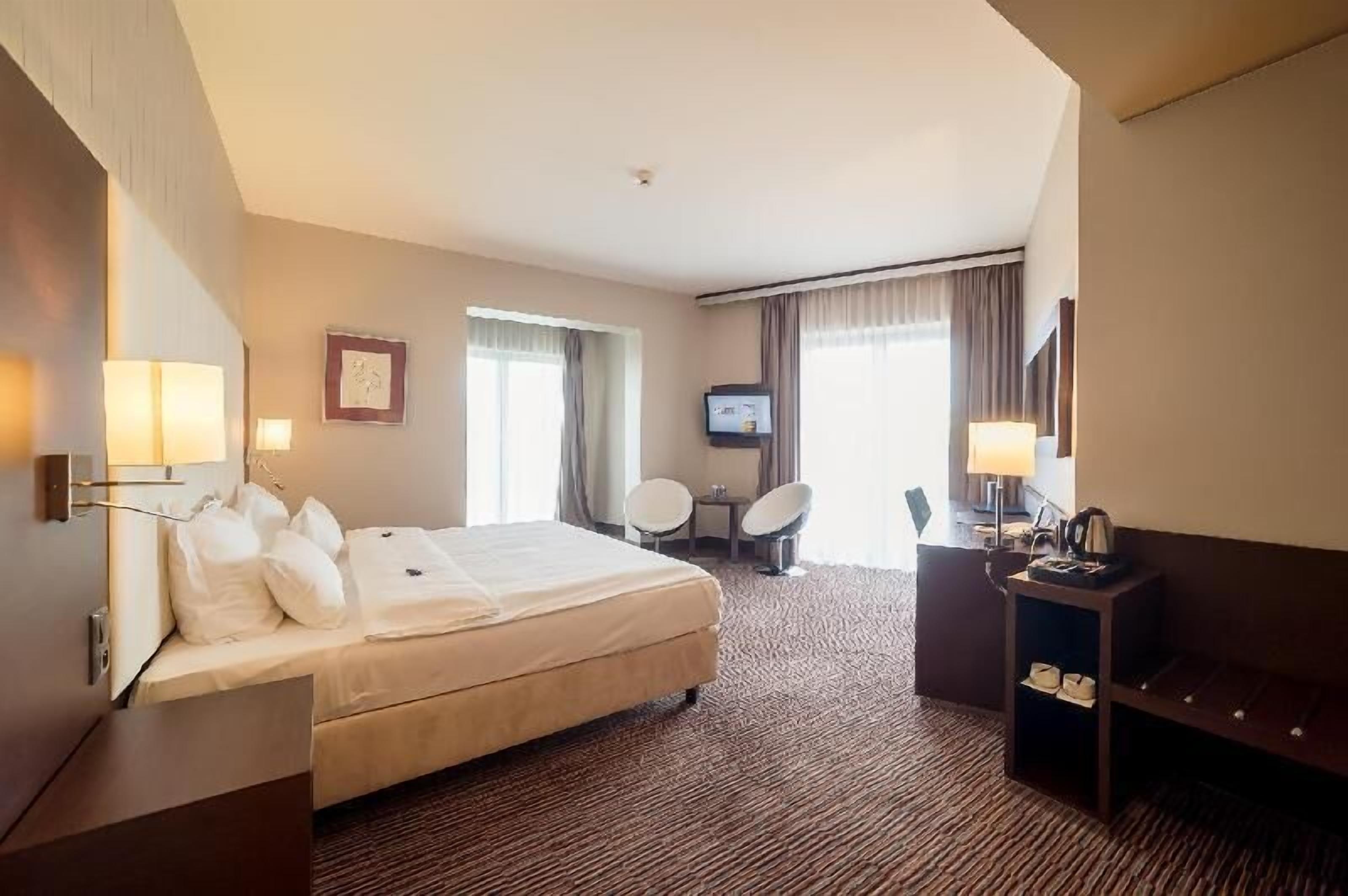 Sábanas de algodón egipcio y minibar 