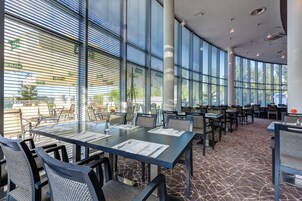 Se ofrece un desayuno bufé todos los días (65 PLN por persona)