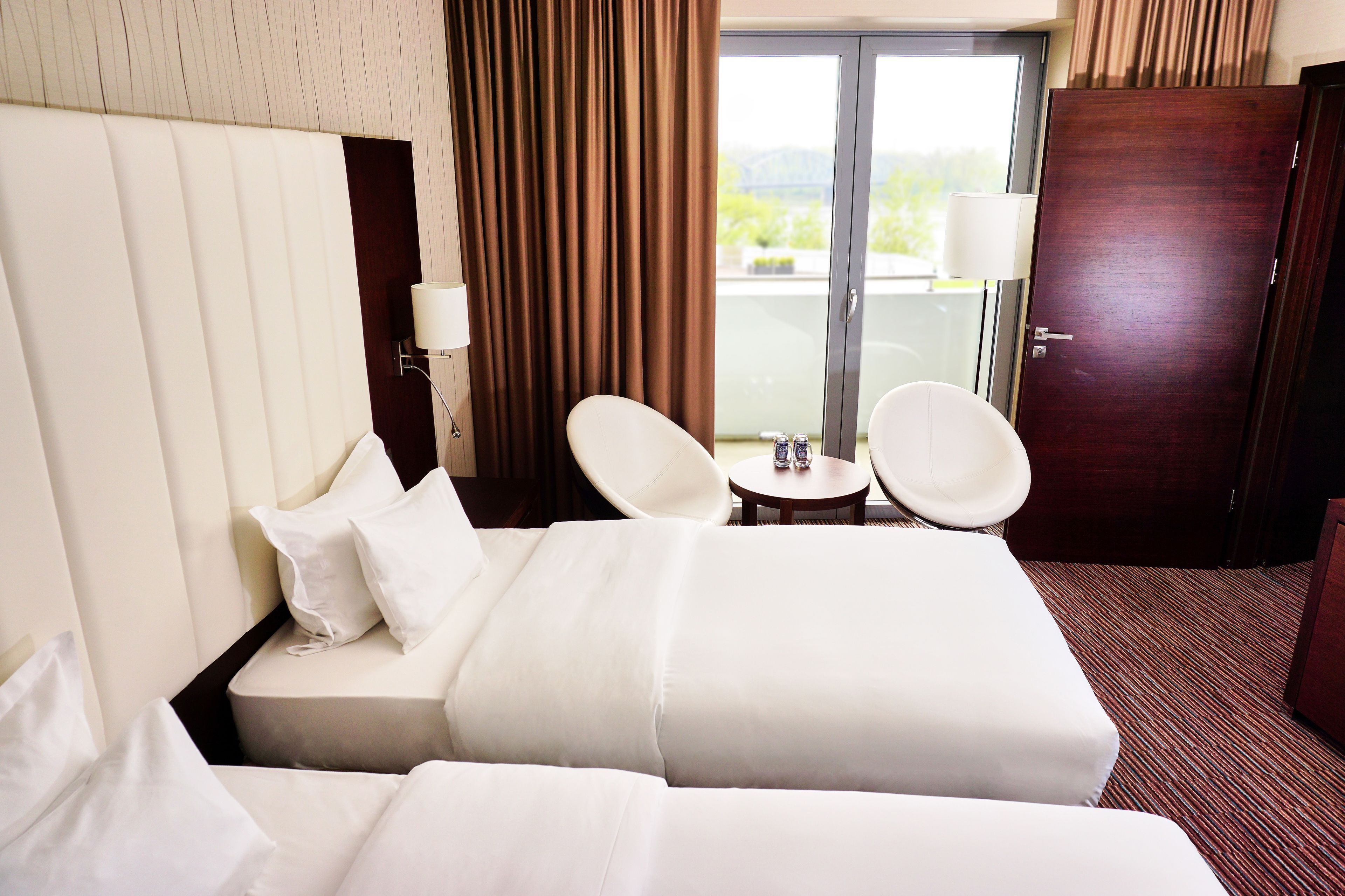 Sábanas de algodón egipcio y minibar 