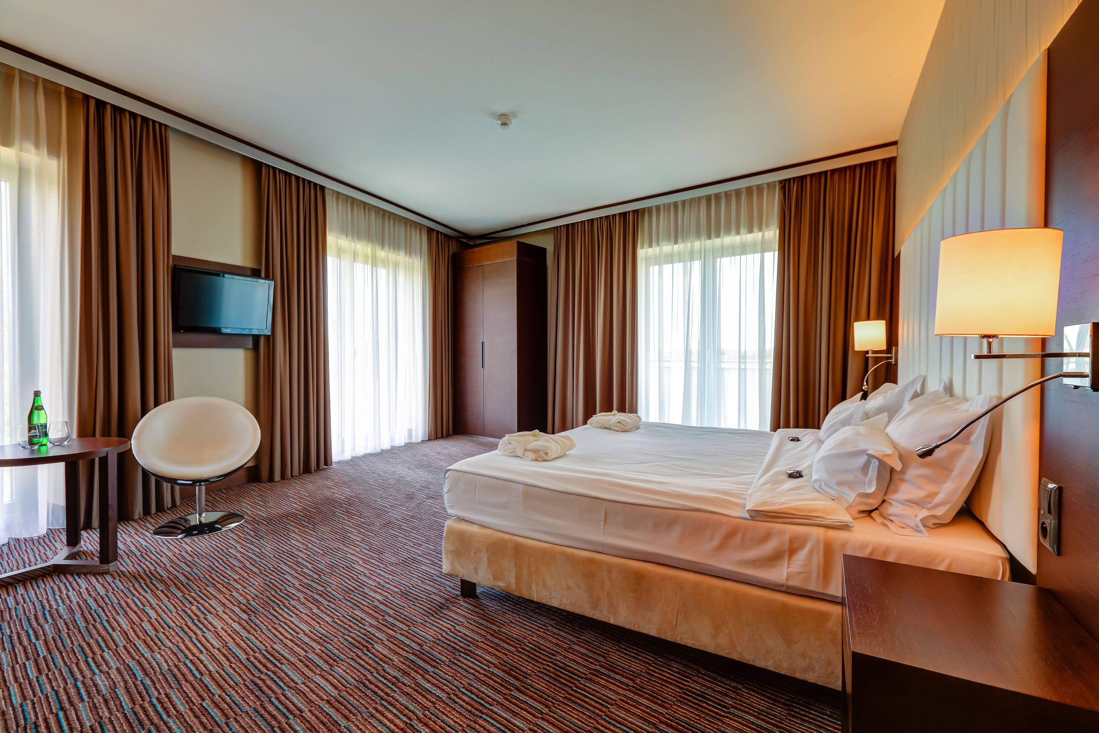 deluxe twin room | egyptian cotton sheets, minibar, in-room safe, individually decorated