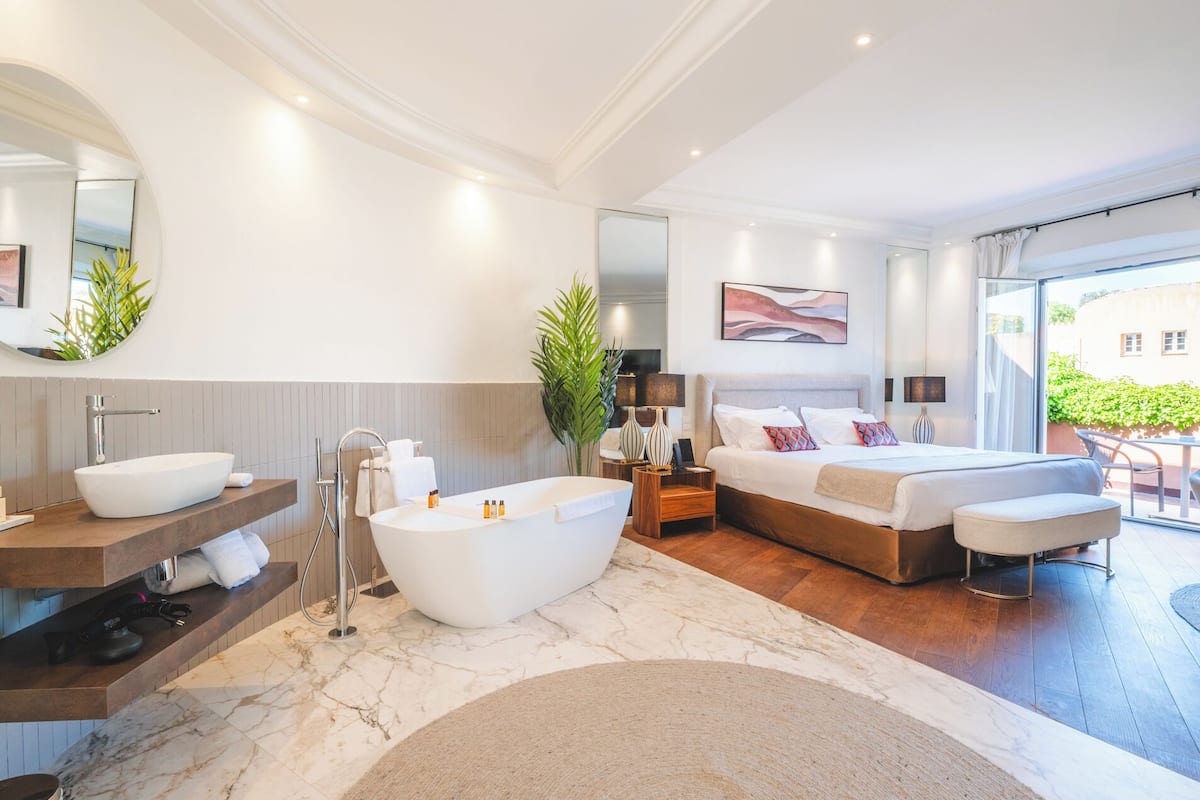 double room (superior) | 1 bedroom, minibar, in-room safe, free cots/infant beds