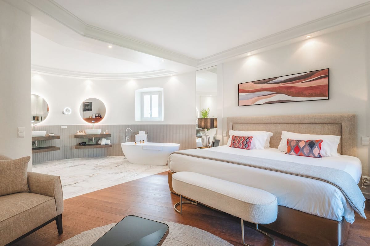 Minibar, caja de seguridad en la habitación y cunas gratuitas