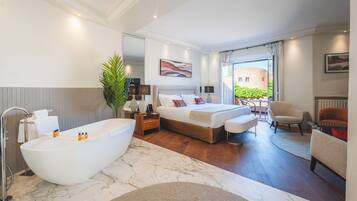 Junior Suite | Minibar, in-room safe, cribs (free), WiFi (free)