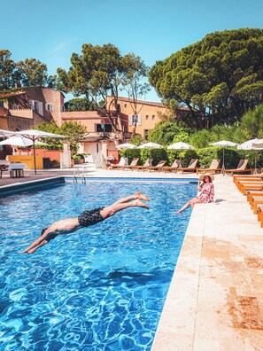 Seasonal outdoor pool, pool umbrellas, sun loungers - Hôtel La Mandarine, Saint-Tropez (Saint-Tropez)