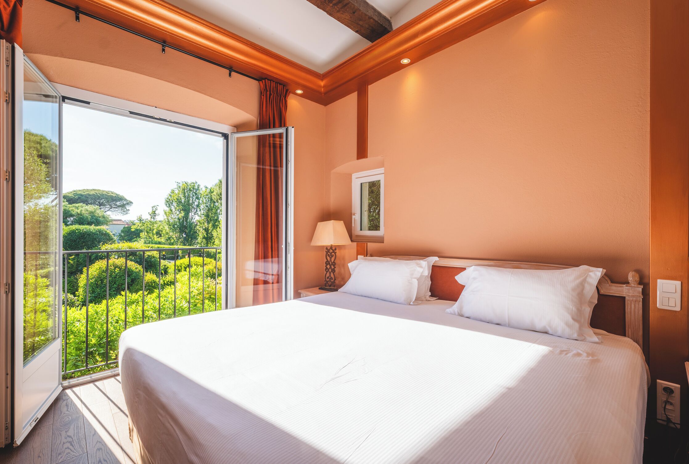 Minibar, caja de seguridad en la habitación y cunas gratuitas 