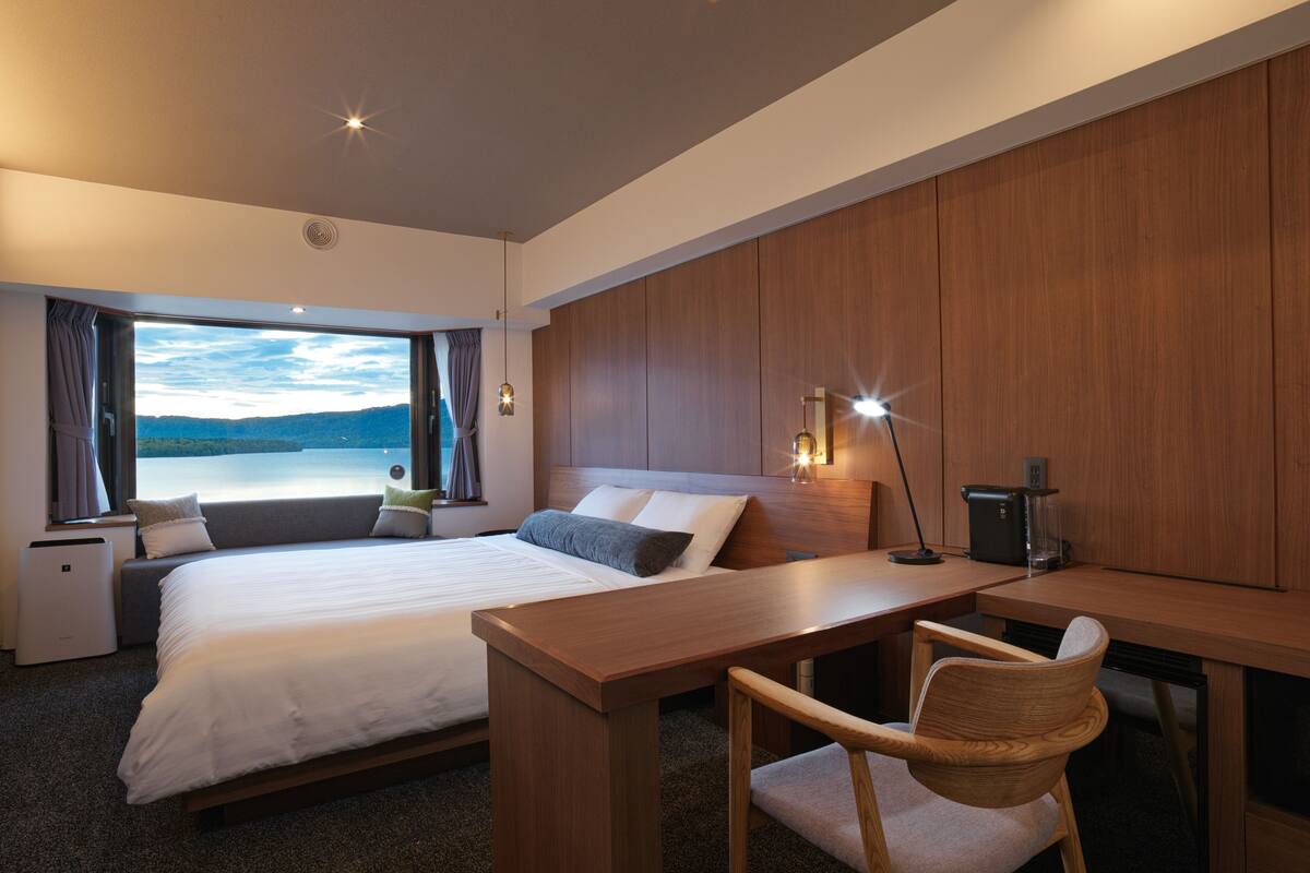 standard double room, non smoking, lake view | in-room safe, desk, free wifi, bed sheets