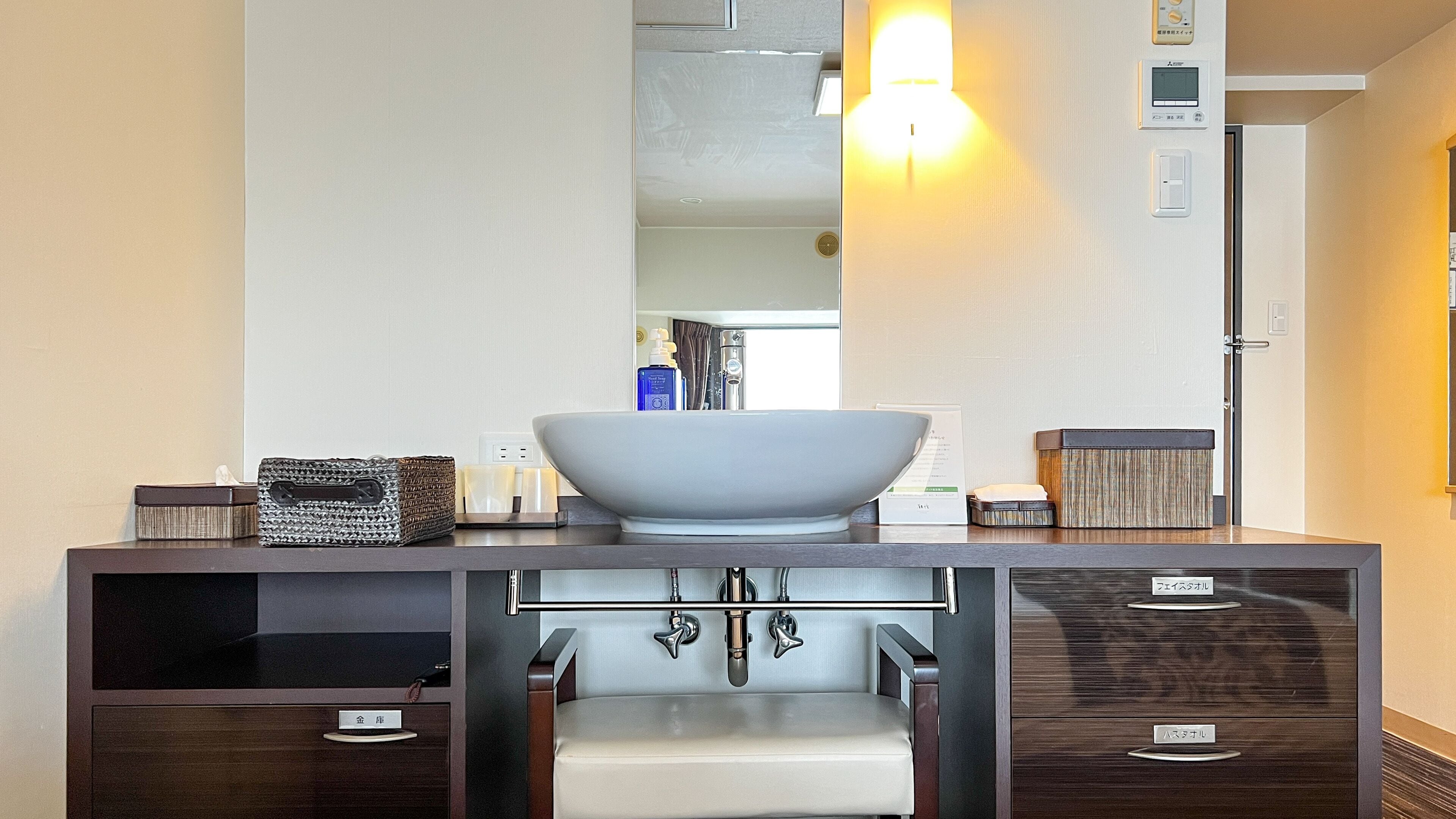 moderate twin room, non smoking, lake view | in-room safe, desk, free wifi, bed sheets