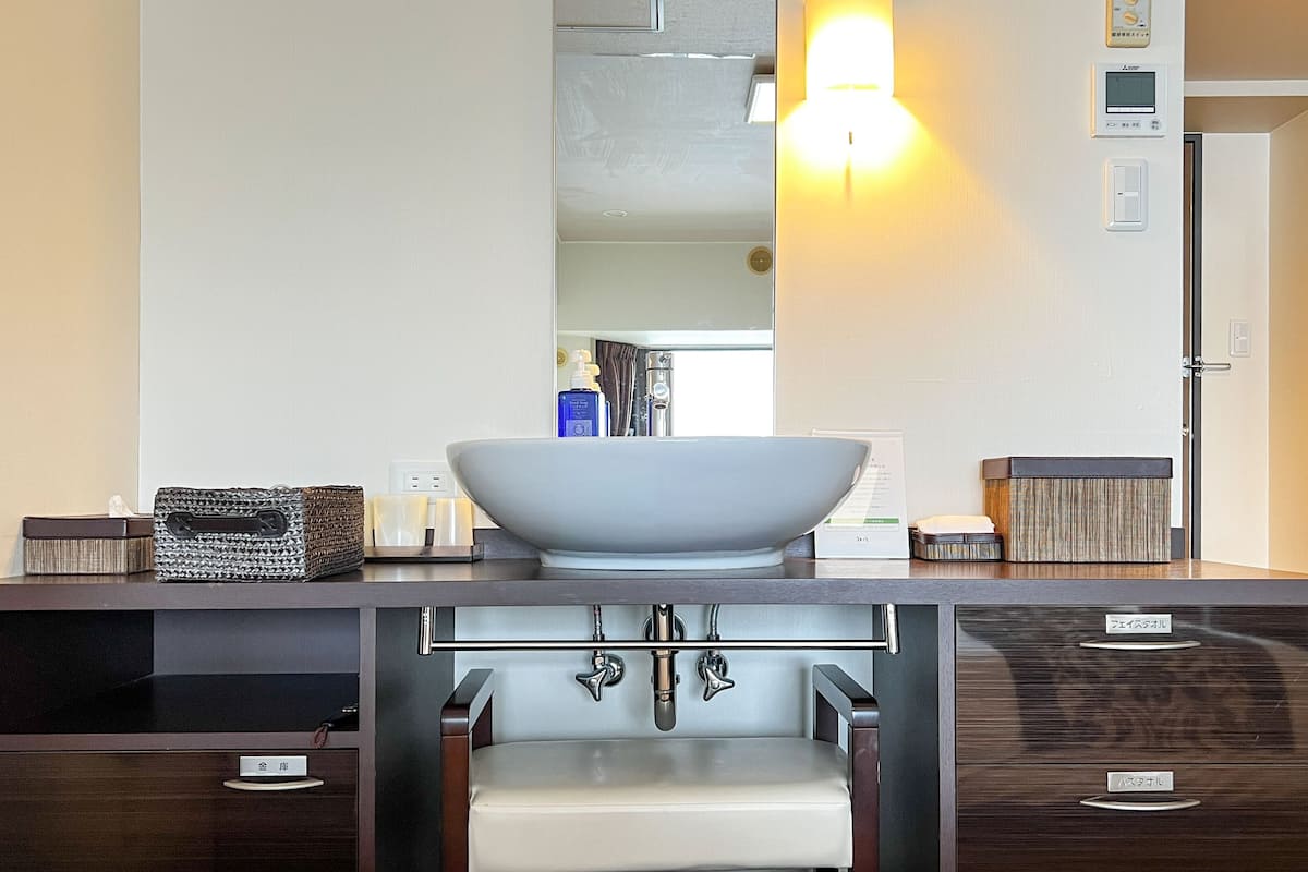 moderate twin room, non smoking, lake view | in-room safe, desk, free wifi, bed sheets