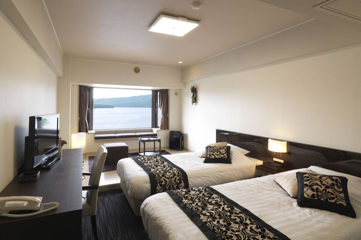 Chambre avec lits jumeaux, non-fumeur, vue sur le lac (Moderate) | Coffre-fort, bureau, accès au Wi-Fi (inclus), literie fournie