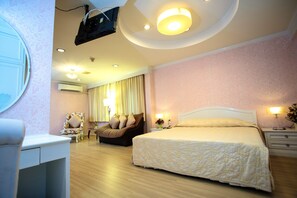 Minibar, escritorio, cortinas blackout y insonorización 