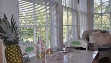 Kamar Premium (Wayne Wicker Room) | 1 kamar tidur dan didekorasi berbeda-beda