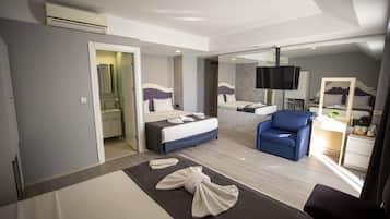 Chambre Familiale, 2 grands lits, balcon, vue partielle sur la mer | Literie de qualité supérieure, minibar, coffres-forts dans les chambres