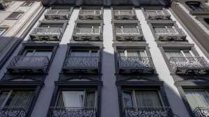 A building with multiple balconies and windows, featuring ornate metal railings and a sign reading "Albertos Hagia Sophia Hotel". - Albatros Hagia Sophia - Special Class (Istanbul)